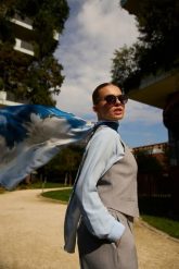 Szal w kwiaty błękitny. Niebieskie szaliki i kominy damskie MOODO, bez wzorów, z poliesteru. Za 49.99 zł.