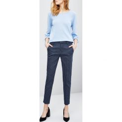 Eleganckie spodnie z nadrukiem. Spodnie materiałowe damskie MOODO, bez wzorów, eleganckie. Za 29.99 zł.