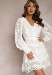 Biała Haftowana Sukienka Mini z Guzikami i Ażurowymi Wstawkami Albastra. Białe sukienki damskie Renee, m, w ażurowe wzory, boho, bez kołnierzyka, bez ramiączek, mini. W wyprzedaży za 174.99 zł.