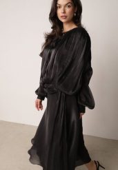 Czarna Szyfonowa Sukienka Koktajlowa o Rozkloszowanym Kroju Thagune. Czarne sukienki damskie Born2be, na randkę, m, bez wzorów, z materiału, eleganckie, bez kołnierzyka, bez ramiączek, maxi, rozkloszowane. Za 269.99 zł.