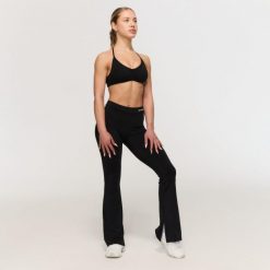 Spodnie damskie fitness flare czarne Fierce V-Back. Czarne spodnie sportowe damskie GYMBEAM, l, z elastanu, na fitness i siłownię. Za 126.90 zł.