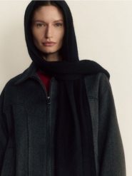Wełniany szal z kaszmirem - czarny. Czarne szaliki i kominy damskie Reserved, bez wzorów, z kaszmiru. W wyprzedaży za 139.99 zł.