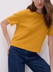 Dzianinowy t-shirt z bawełną - żółty. Żółte t-shirty damskie Reserved, l, bez wzorów, z bawełny, bez kołnierzyka. W wyprzedaży za 35.99 zł.