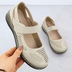 Półbuty damskie na rzep ażurowe beżowe Unisoft 7026. Brązowe półbuty damskie Unisoft, w ażurowe wzory, ze skóry ekologicznej, bez obcasa. Za 189.99 zł.