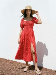 Sukienka midi z rozcięciem w kwiatowy wzór - czerwony. Czerwone sukienki damskie Sinsay, l, bez wzorów, bez kołnierzyka, bez ramiączek, midi. Za 59.99 zł.