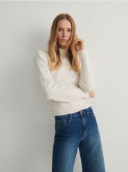 Sweter z dekoracyjnymi detalami - kremowy. Białe swetry klasyczne damskie Reserved, l, z dzianiny, bez kołnierzyka. W wyprzedaży za 45.99 zł.