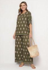 Ciemnozielony Komplet Wiskozowy w Boho Print Bluzka z Krótkim Rękawem i Szerokie Spodnie Natilene. Zielone spodnie materiałowe damskie Born2be, bez wzorów, z materiału, boho. Za 84.99 zł.