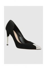 ALEXANDER MCQUEEN Szpilki czarne zamszowe. Czarne szpilki alexander mcqueen, bez wzorów, ze skóry, bez obcasa. W wyprzedaży za 1,789.99 zł.