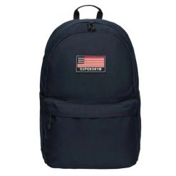 Klasyczny plecak damski z naszywkami Superdry Montana. Niebieskie plecaki damskie Superdry., z aplikacjami, eleganckie. W wyprzedaży za 213.55 zł.