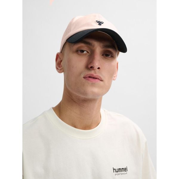 Czapka baseballowa Hummel. Białe czapki męskie HUMMEL, na lato, bez wzorów, z bawełny, sportowe. Za 174.50 zł.