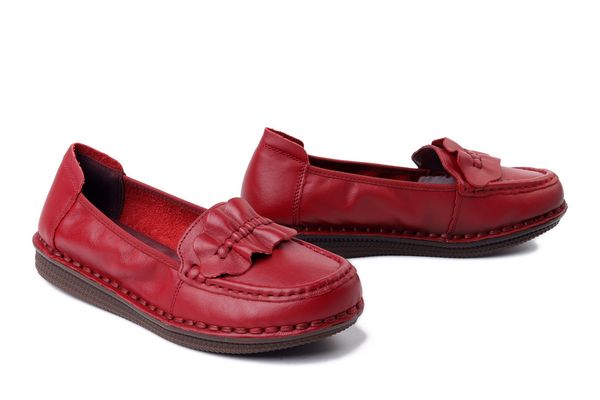 ARTIKER RELAKS 58C1505 red, półbuty damskie. Czerwone półbuty damskie Artiker Relaks, bez wzorów, ze skóry, bez obcasa. Za 194.90 zł.