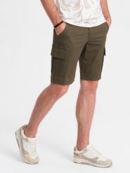 Jednokolorowe szorty męskie z kieszeniami cargo – ciemnooliwkowe V2 OM-SRCG-0133 - XXL. Zielone szorty męskie Ombre Clothing, z bawełny, bez kołnierzyka. W wyprzedaży za 69.99 zł.