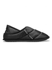 Crocs Kapcie "Neo Puff" w kolorze czarnym rozmiar: 43/44. Czarne kapcie damskie Crocs. Za 100.99 zł.