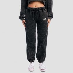 Spodnie dresowe damskie oversize z kieszeniami czarne Aura Washed. Czarne spodnie sportowe damskie GYMBEAM, s, z bawełny, na fitness i siłownię. Za 131.90 zł.