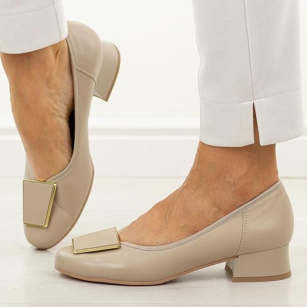 Beżowe skórzane Polskie czółenka damskie na obcasie Góral 1932. Brązowe czółenka damskie Góral, z aplikacjami, ze skóry, z okrągłym noskiem, bez obcasa, na obcasie. Za 419.00 zł.