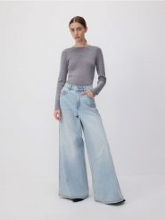 Sweter z metalizowaną nicią - ciemnoszary. Szare swetry klasyczne damskie Reserved, l, z dzianiny, bez kołnierzyka. W wyprzedaży za 39.99 zł.
