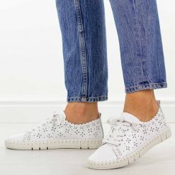 Białe ażurowe skórzane półbuty damskie Filippo Dp7631/26. Białe półbuty damskie Filippo, w ażurowe wzory, z jeansu, casualowe, z okrągłym noskiem, bez obcasa, na płaskiej podeszwie. Za 219.00 zł.