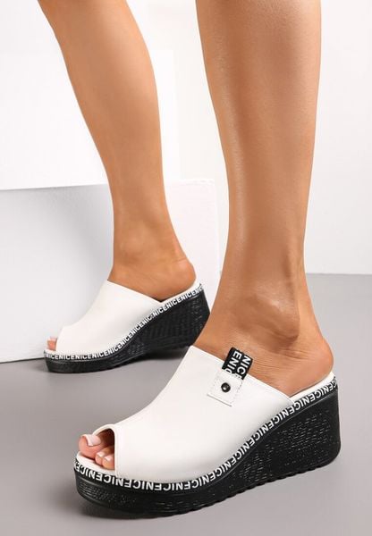 Białe Klapki na Koturnie z Otwartym Noskiem Kenara. Białe klapki damskie Renee, bez wzorów, bez obcasa, na koturnie. Za 89.99 zł.