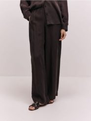 Spodnie z cupro - ciemnobrązowy. Brązowe spodnie materiałowe damskie Reserved, bez wzorów, z tkaniny. Za 239.99 zł.