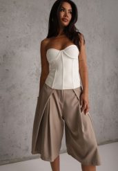 Beżowe Szerokie Szorty Eleganckie Bermudy High Waist z Zaszewkami w Talii Choniala. Brązowe szorty damskie Renee, bez wzorów, biznesowe, z podwyższonym stanem. Za 119.99 zł.