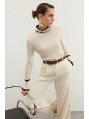 Trendyol Sweter w kolorze kremowym rozmiar: M. Brązowe golfy damskie Trendyol, m, prążkowane, bez kołnierzyka. Za 88.43 zł.