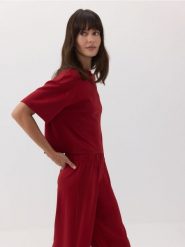 Spodnie wide leg - bordowy. Czerwone spodnie materiałowe damskie Reserved, bez wzorów, z dzianiny. W wyprzedaży za 69.99 zł.