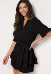 Czarny Taliowany Kombinezon z Gumką w Talii i Ozdobną Falbanką przy Rękawach Nanselena. Czarne kombinezony damskie Born2be, bez wzorów, eleganckie, bez kołnierzyka, bez ramiączek, krótkie. Za 59.99 zł.