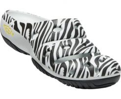Klapki damskie Keen Yogui W Zebra Star Mix. Czarne klapki damskie 909, bez wzorów, z gumy, bez obcasa. Za 287.99 zł.
