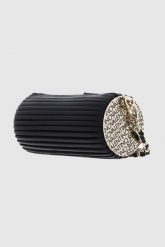 VALENTINO Mała czarna torebka Frozen Pochette. Czarne torebki klasyczne damskie Valentino by Mario Valentino, bez wzorów, małe, bez dodatków. W wyprzedaży za 369.99 zł.