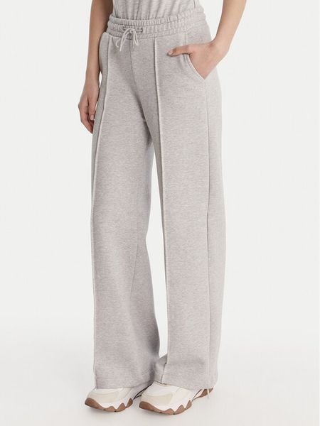 Guess Spodnie dresowe V6RB17 K9V31 Szary Regular Fit. Szare spodnie dresowe damskie Guess, xxs, z aplikacjami, z bawełny. Za 349.99 zł.