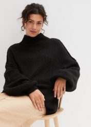 Sweter z dzianiny o luźnym splocie. Białe golfy damskie bonprix, bez wzorów, z dzianiny, bez ramiączek. Za 119.99 zł.