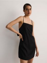 Sukienka mini z lnem - czarny. Czarne sukienki damskie Reserved, l, bez wzorów, z tkaniny, bez kołnierzyka, bez ramiączek, mini. W wyprzedaży za 119.99 zł.