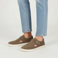 Półbuty damskie barefoot Armodo, skórzana cholewka naturalna niska wsuwana forma z regulowanym paskiem i metalową klamrą wycięcia po bokach lekka pła. Brązowe półbuty damskie Armodo, bez wzorów, bez obcasa, na płaskiej podeszwie. Za 359.00 zł.