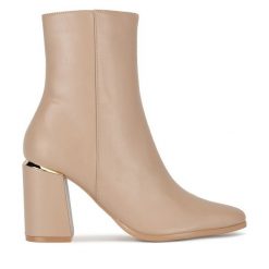 Botki Nine West. Brązowe botki damskie Nine West, bez obcasa, na słupku, bez zapięcia. Za 279.99 zł.