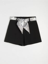 Eleganckie szorty z przeszytym kantem i paskiem - czarny. Czarne szorty damskie Sinsay, bez wzorów, eleganckie. Za 49.99 zł.