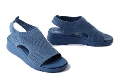 TAMARIS Comfort 8-88713-42 802 M8871342 denim, sandały damskie. Niebieskie sandały damskie Tamaris, bez wzorów, z denimu, bez obcasa, na koturnie. Za 209.93 zł.