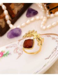 L'Atelier de Gaia Pozłacany pierścionek z agatem rozmiar: onesize. Czerwone pierścionki damskie L'Atelier de Gaia, z agatem, pozłacane. Za 38.95 zł.