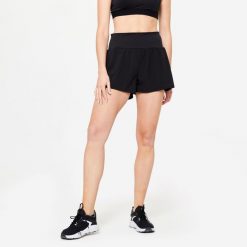 Spodenki fitness cardio damskie Domyos 2w1. Czarne spodenki sportowe damskie DOMYOS, bez wzorów, z materiału, sportowe, z podwyższonym stanem. Za 49.99 zł.