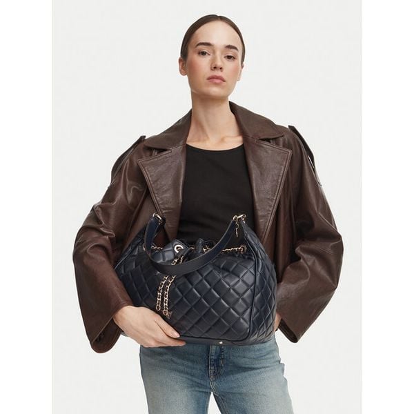 Torebka Guess. Niebieskie torebki klasyczne damskie Guess, z aplikacjami, bez dodatków. Za 674.99 zł.