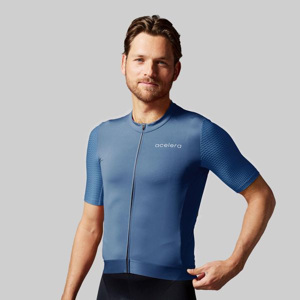 Męska profesjonalna koszulka kolarska z krótkim rękawem. Niebieskie t-shirty sportowe męskie ACELERA, l, z materiału, bez ramiączek, rowerowe. Za 239.99 zł.