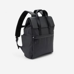 Plecak hydrofobowy z kieszenią na laptopa 15 L. Czarne plecaki damskie Decathlon, bez wzorów, z materiału. Za 119.99 zł.