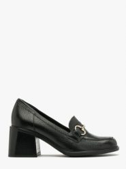 Czarne mokasyny z platynową ozdobą na cholewce. Czarne mokasyny damskie Ryłko, ze skóry. W wyprzedaży za 299.99 zł.