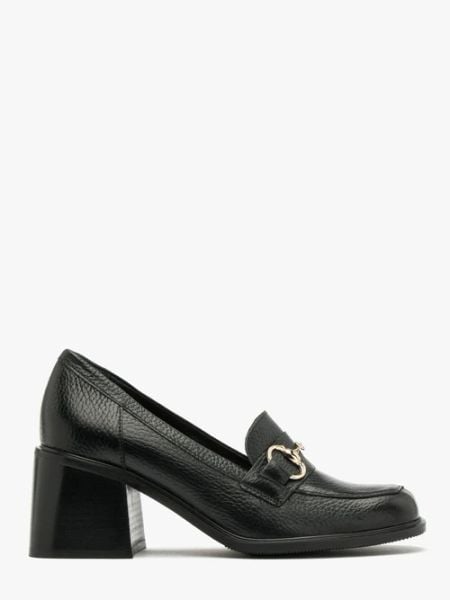 Czarne mokasyny z platynową ozdobą na cholewce. Czarne mokasyny damskie Ryłko, ze skóry. W wyprzedaży za 299.99 zł.