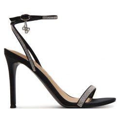 Sandały Guess. Czarne sandały damskie Guess, z aplikacjami, bez obcasa, na szpilce. Za 559.99 zł.