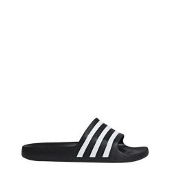 Klapki adilette Aqua. Białe klapki damskie Adidas, bez wzorów, bez obcasa. W wyprzedaży za 86.96 zł.