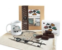 Niewiadów N-126 — paczka (Zawartość paczki: koszulka, torba, kubek, słodycze; Rozmiar koszulki / bluzy: L (damska); Kolor koszulki / bluzy: biały; Rod. Białe t-shirty damskie nikiniki, l, bez wzorów, z bawełny, bez kołnierzyka. Za 179.00 zł.