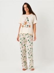 Świąteczna piżama dwuczęściowa z nadrukiem gałązek i piernikowego ludzika - kremowy. Białe piżamy damskie Sinsay, l, bez wzorów, bez ramiączek. W wyprzedaży za 24.99 zł.