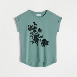 T-shirt z nadrukiem - biały. Białe t-shirty damskie Reserved, l, bez wzorów, z bawełny, bez kołnierzyka. W wyprzedaży za 27.99 zł.