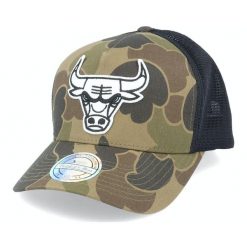 Czapka Chicago Bulls duck camo 110. Brązowe czapki męskie Mitchell & Ness, bez wzorów, sportowe. Za 202.00 zł.