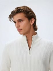 Sweter z rozpinaną stójką - biały. Białe swetry męskie Reserved, l, bez wzorów, z bawełny, bez kołnierzyka. Za 139.99 zł.